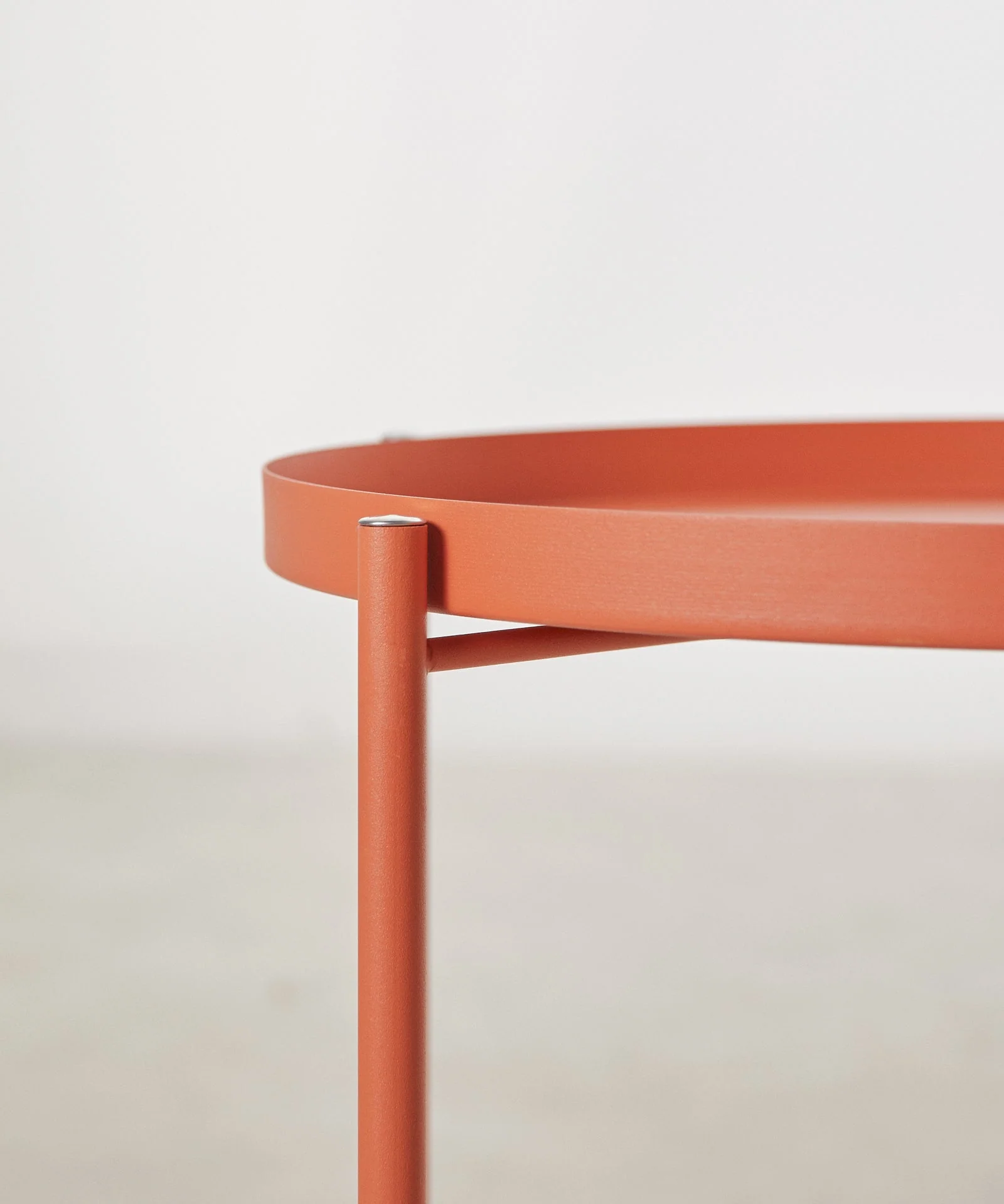 Mesa auxiliar metálica de colores Noko - Image 19