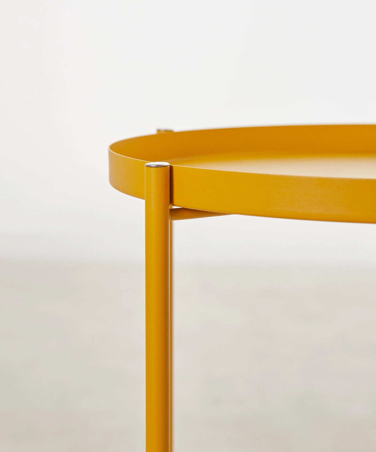 Mesa auxiliar metálica de colores Noko - Image 4