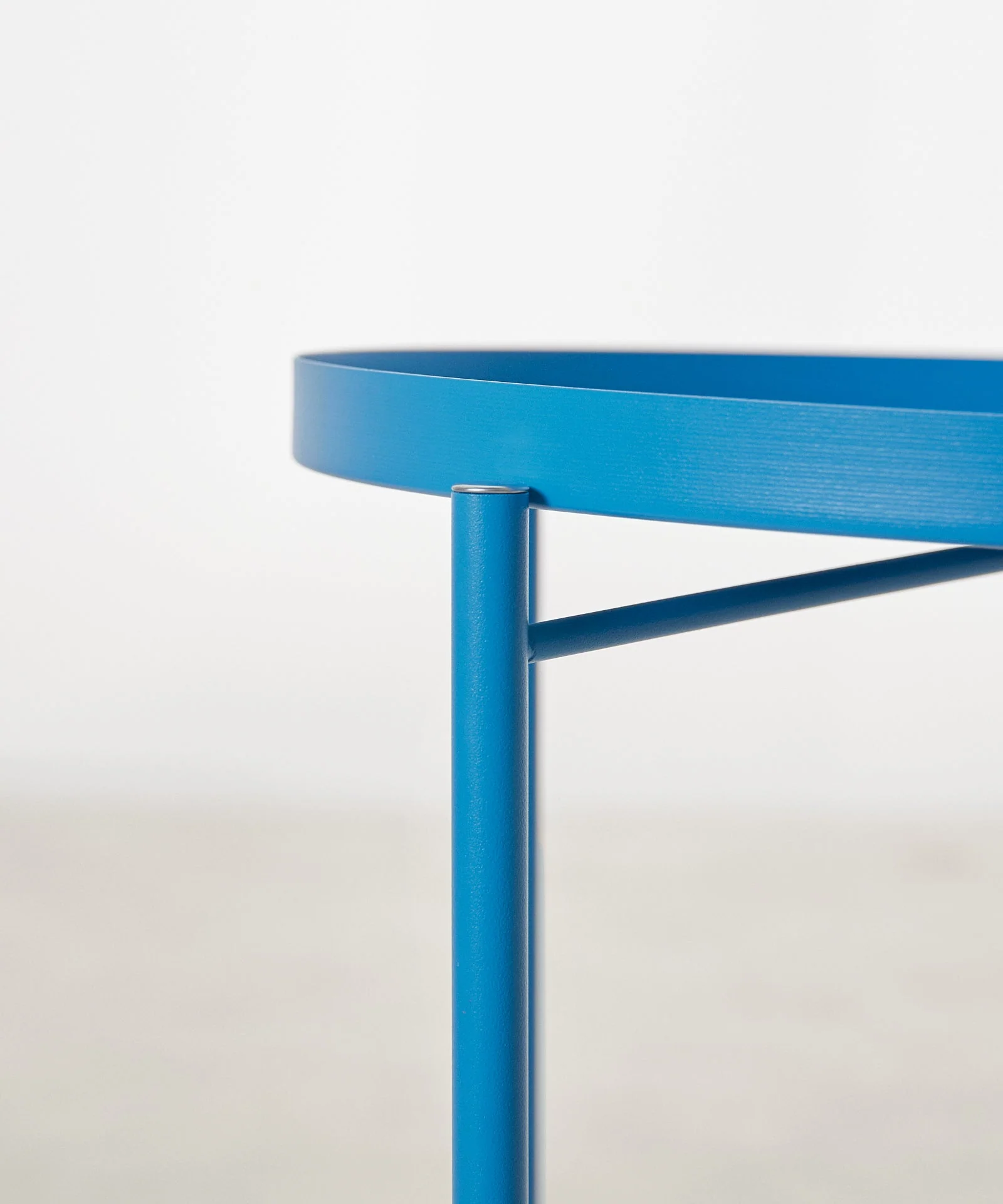 Mesa auxiliar metálica de colores Noko - Image 9