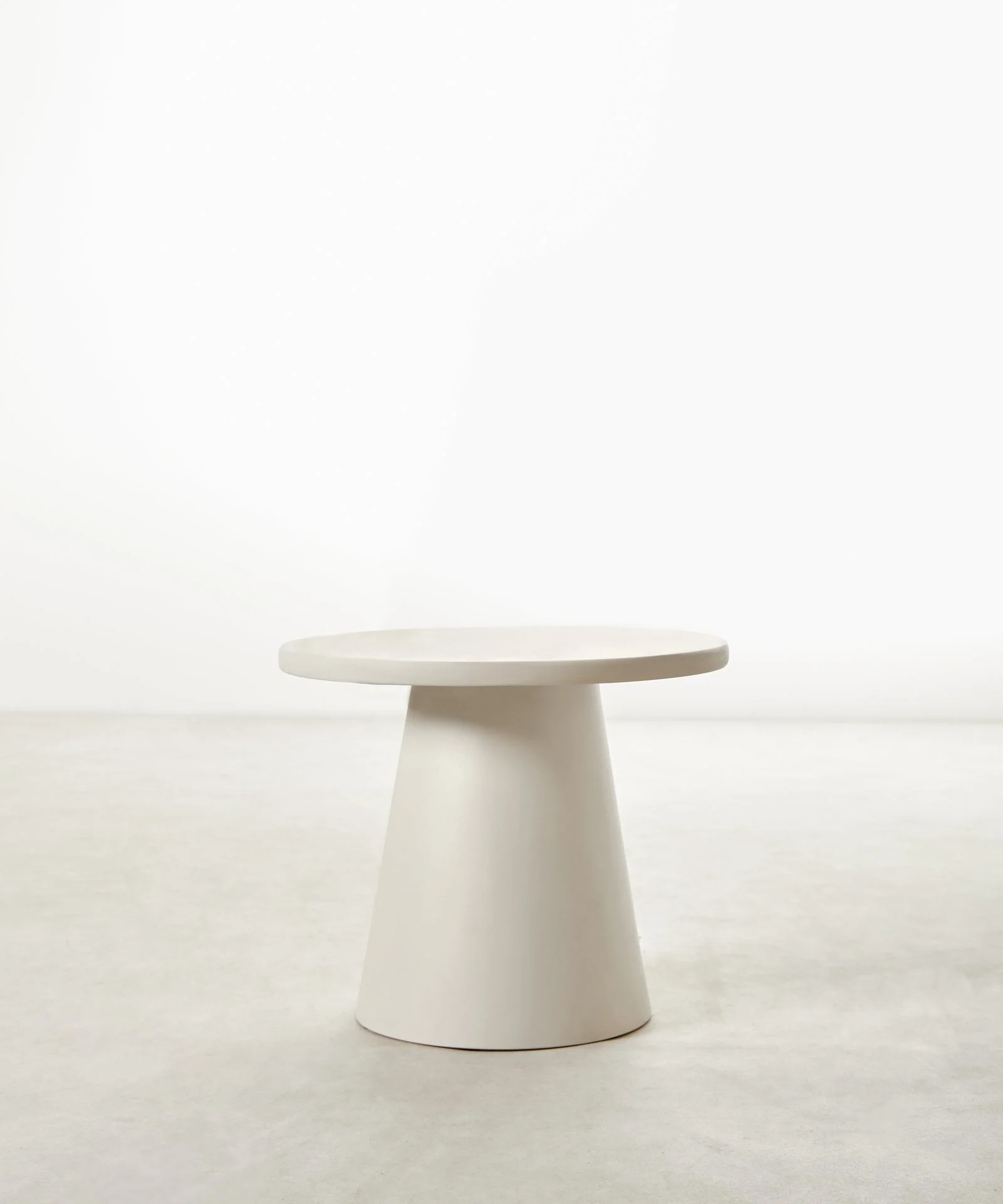 Mesa Auxiliar Redonda en Microcemento Eren (60 cm) - Image 3