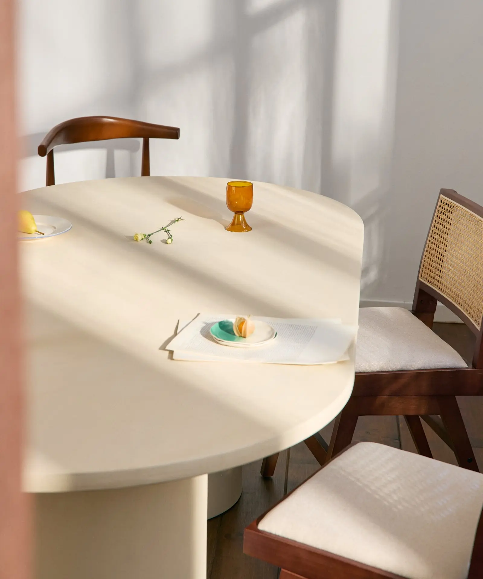 Mesa de Comedor Ovalada en Microcemento Juno - Image 4