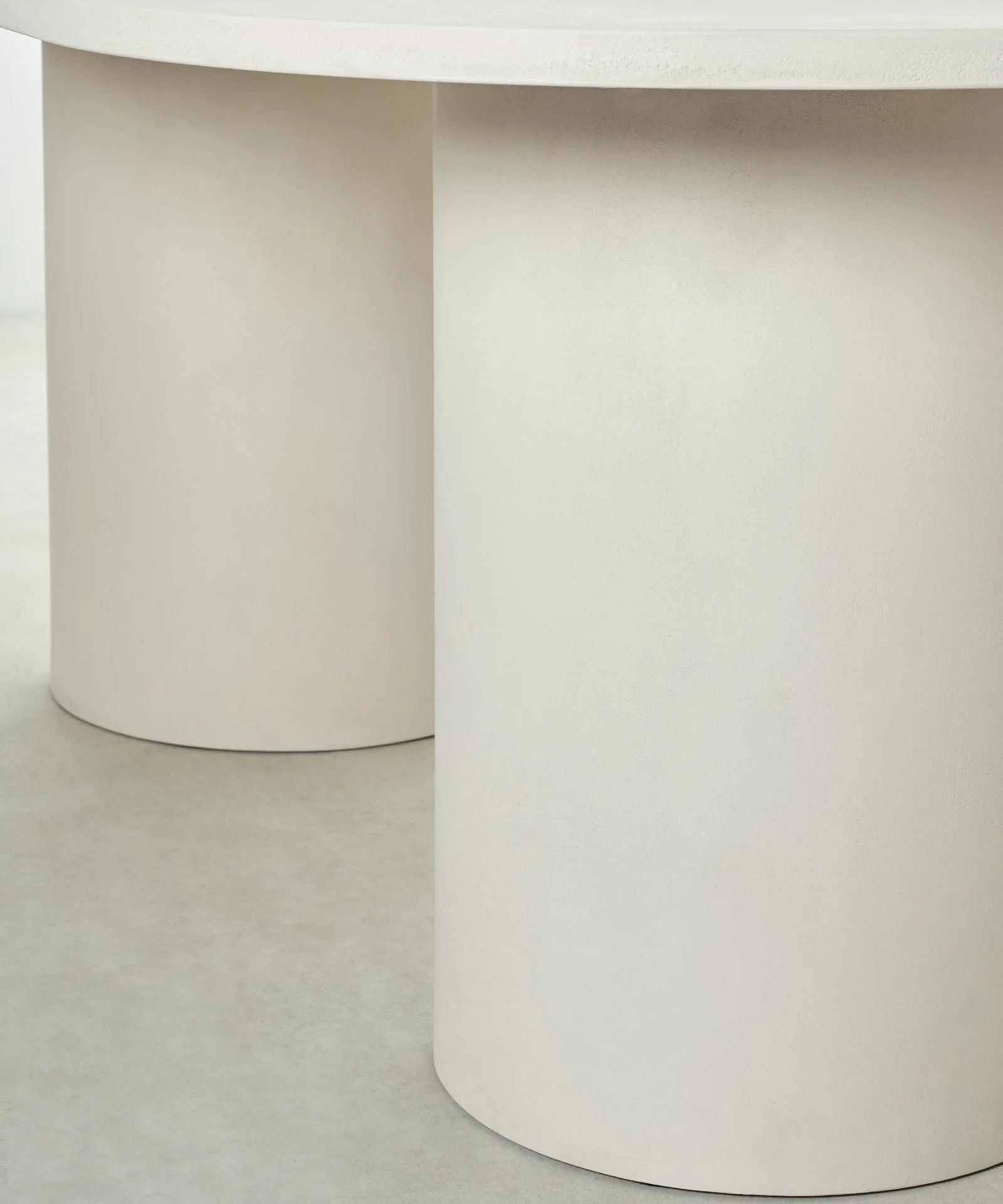 Mesa de Comedor Ovalada en Microcemento Juno - Image 9