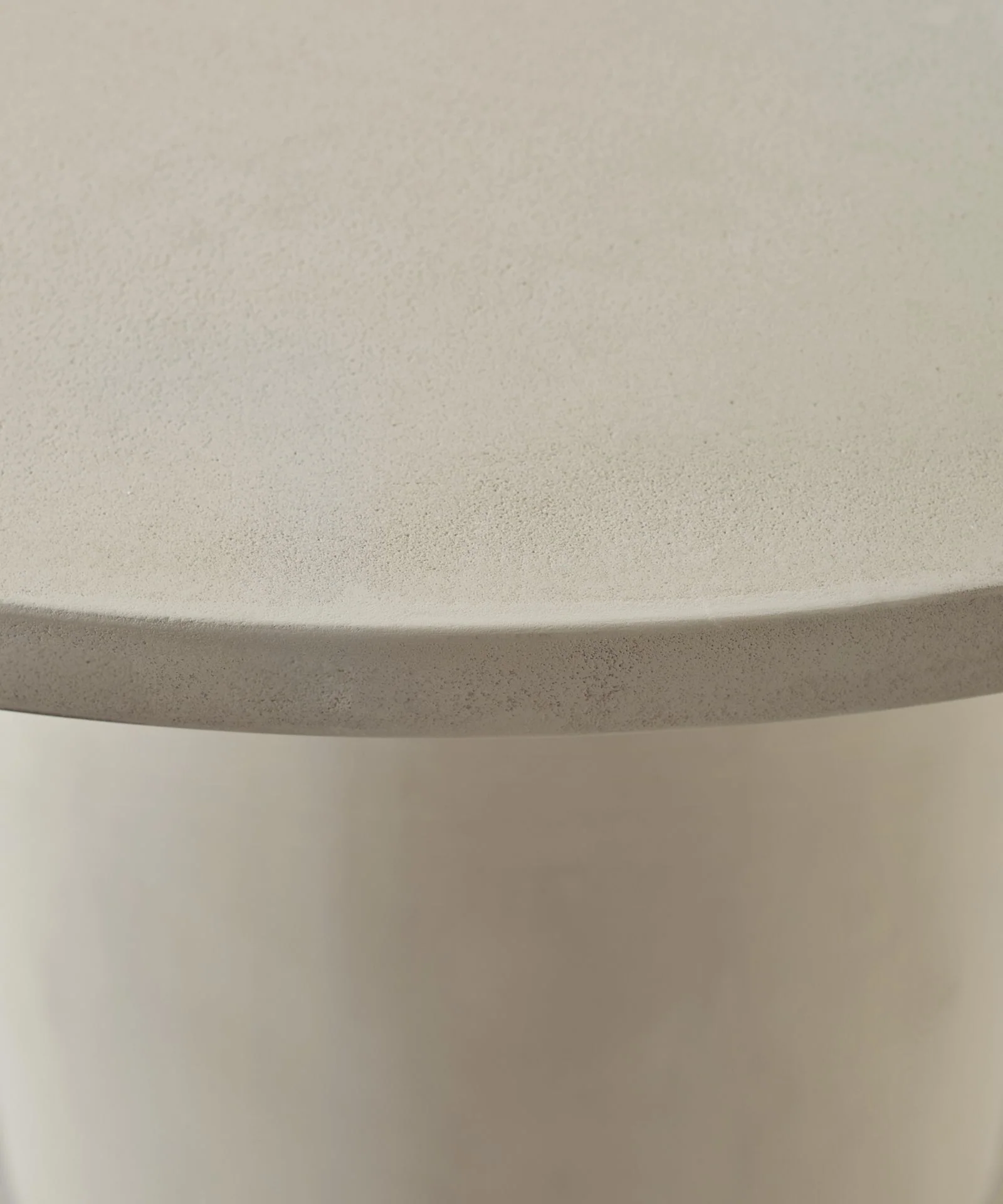 Mesa de Comedor Redonda en Microcemento Ethel - Image 10