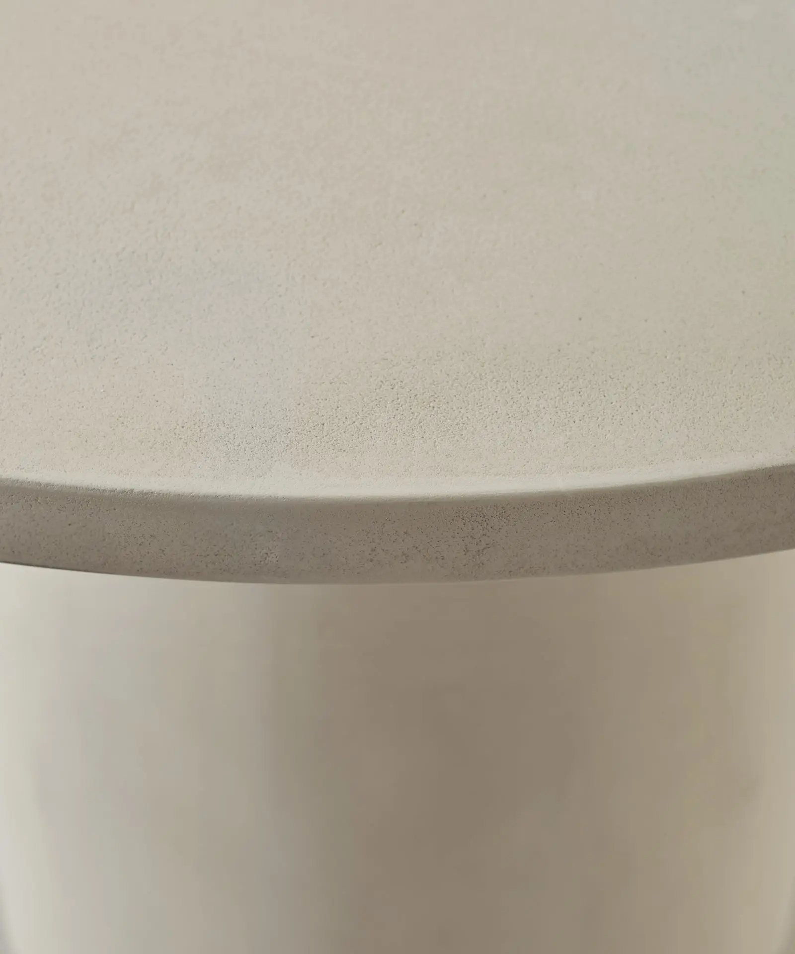 Mesa de Comedor Redonda en Microcemento Ethel - Image 3