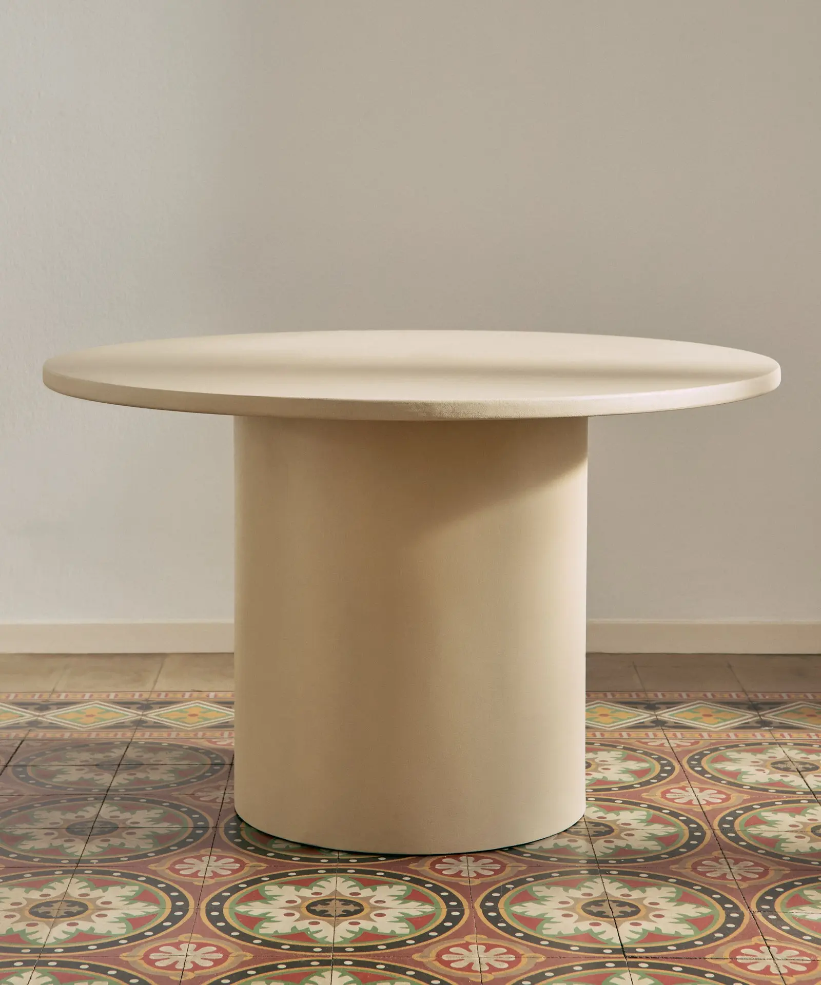 Mesa de Comedor Redonda en Microcemento Ethel - Image 6