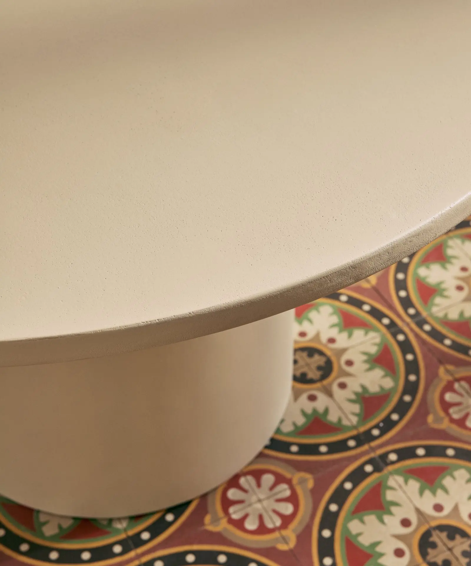 Mesa de Comedor Redonda en Microcemento Ethel - Image 7