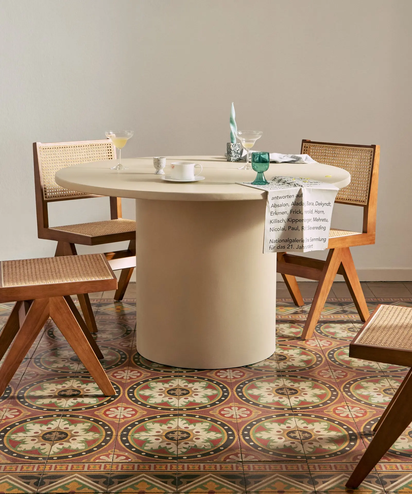 Mesa de Comedor Redonda en Microcemento Ethel - Image 9