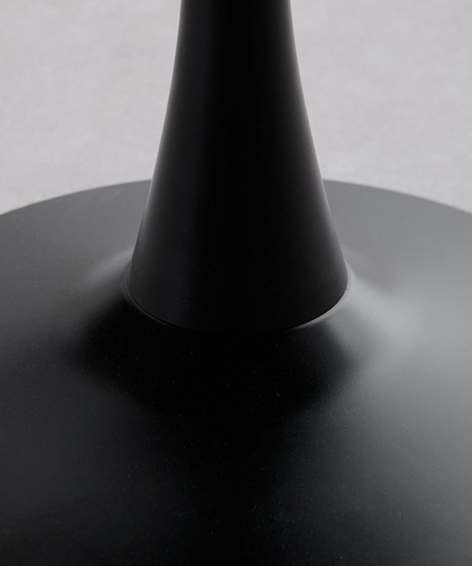 Mesa redonda de metal y fibra de vidrio Tulia (80 cm) - Image 10