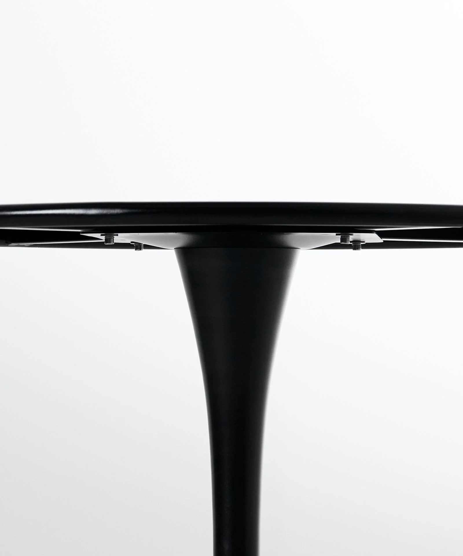 Mesa redonda de metal y fibra de vidrio Tulia (80 cm) - Image 11