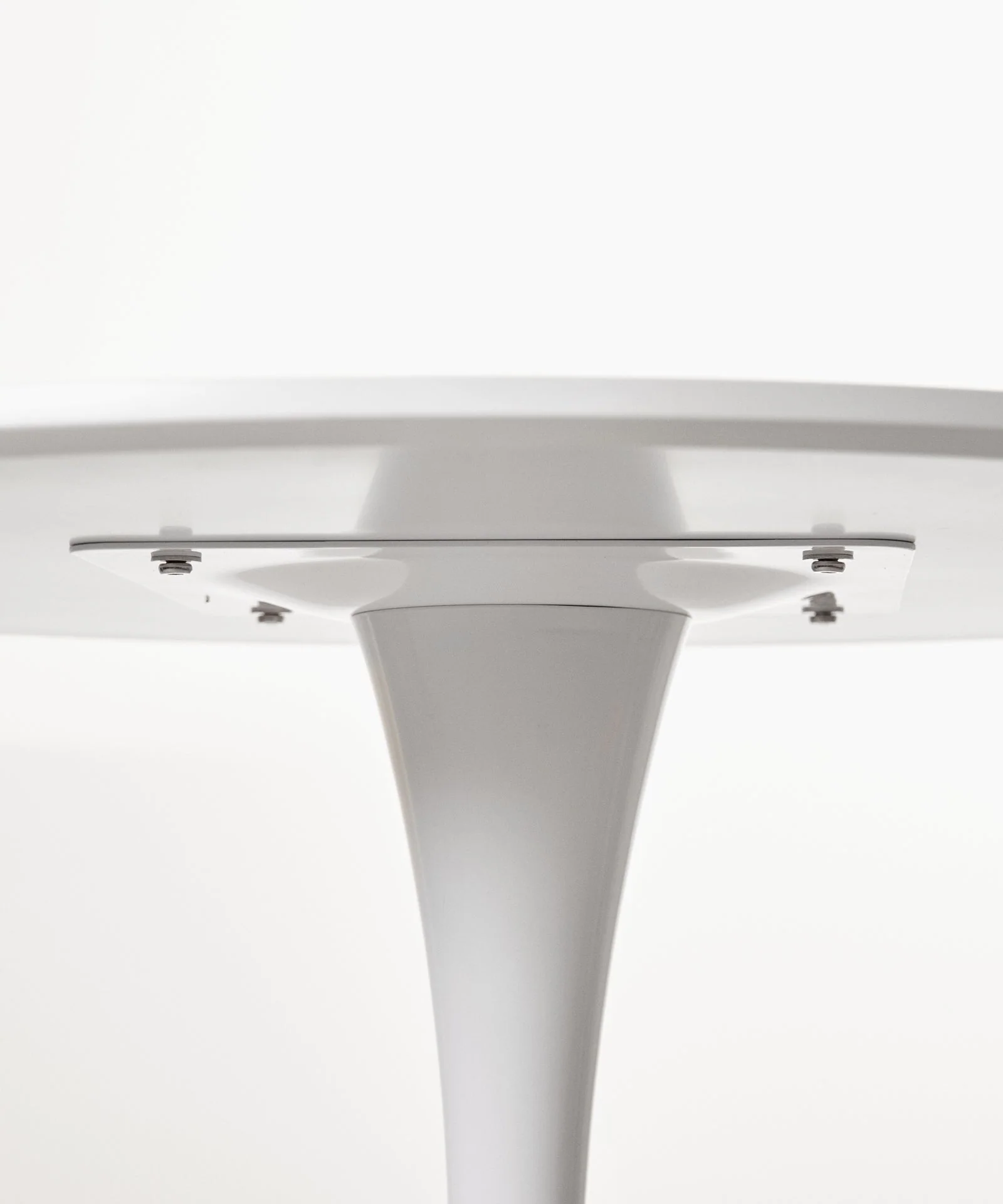 Mesa redonda de metal y fibra de vidrio Tulia (80 cm) - Image 5