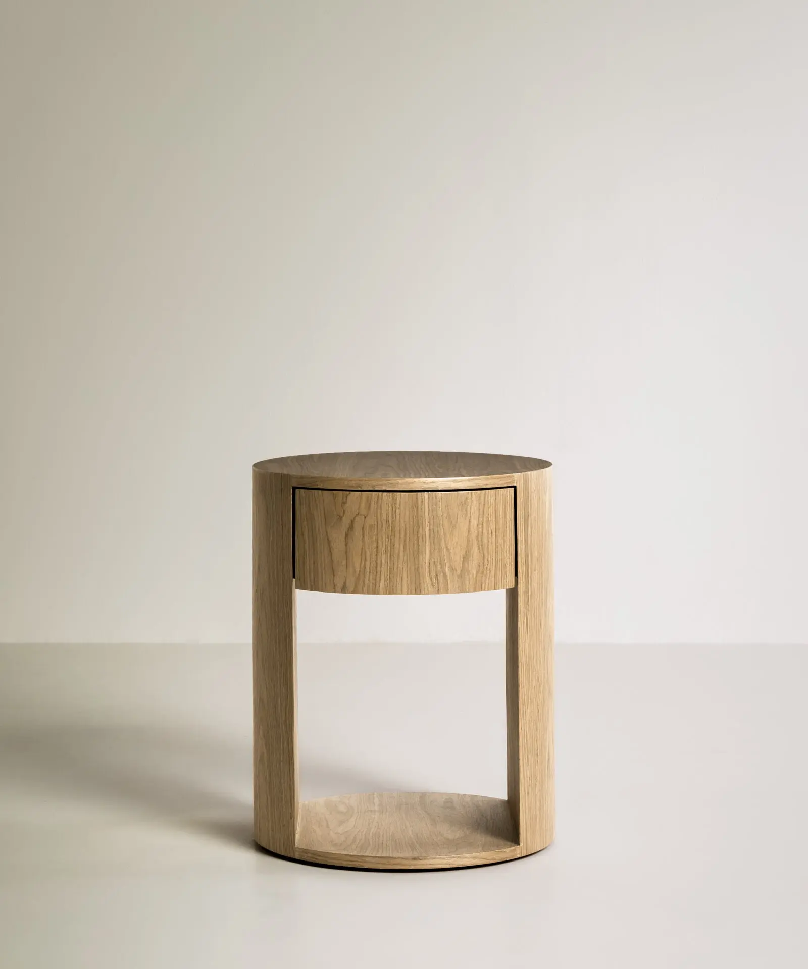 Mesita de Noche de Madera Abbie - Image 2