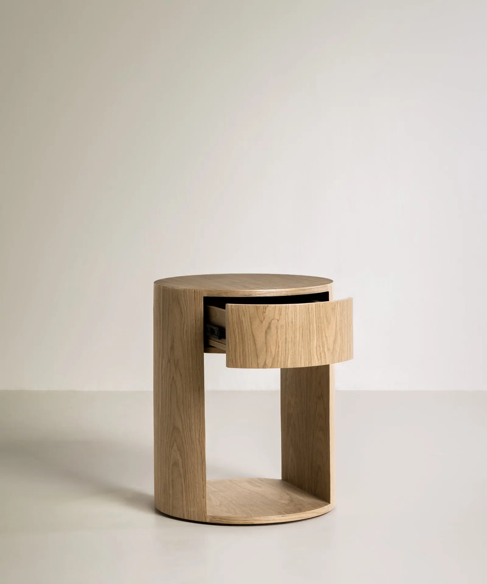 Mesita de Noche de Madera Abbie - Image 4