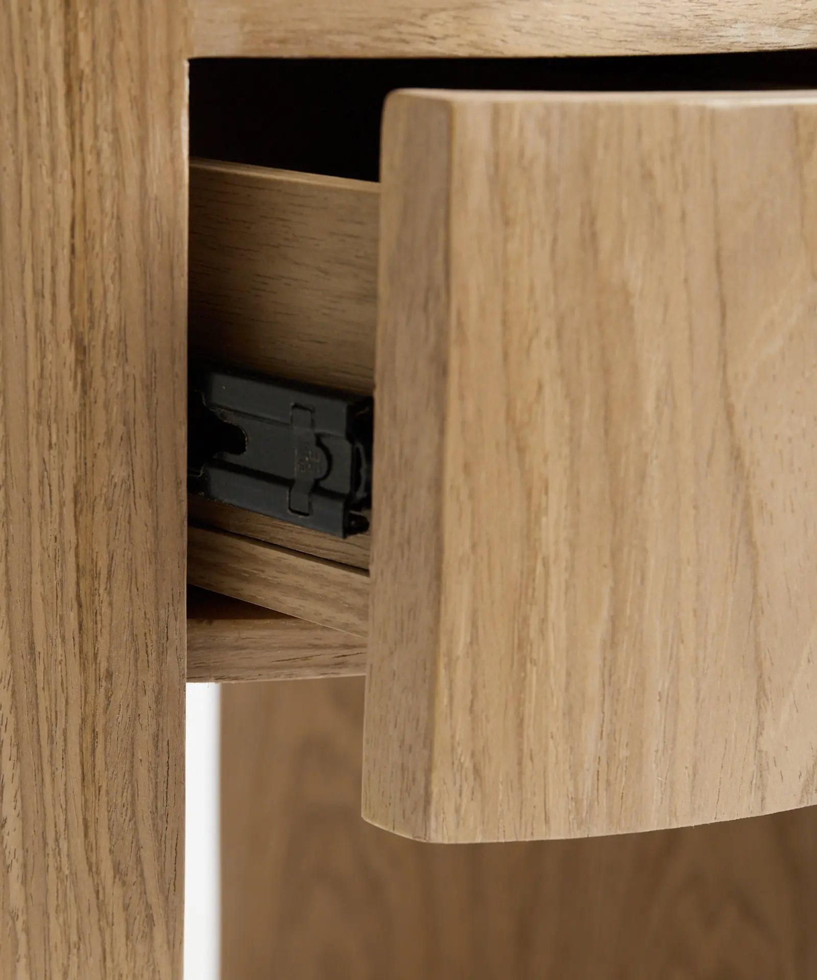 Mesita de Noche de Madera Abbie - Image 5