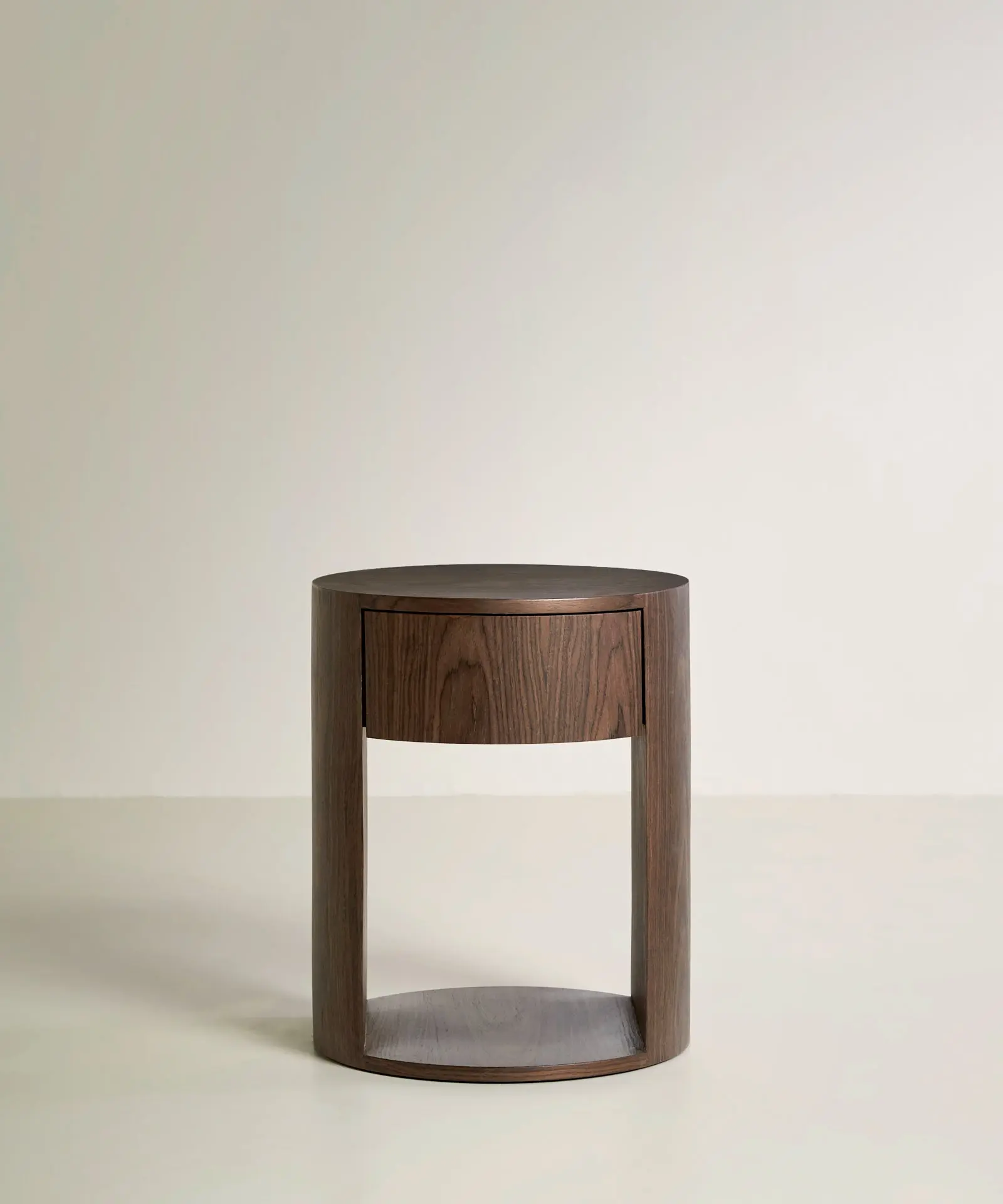 Mesita de Noche de Madera Abbie - Image 9