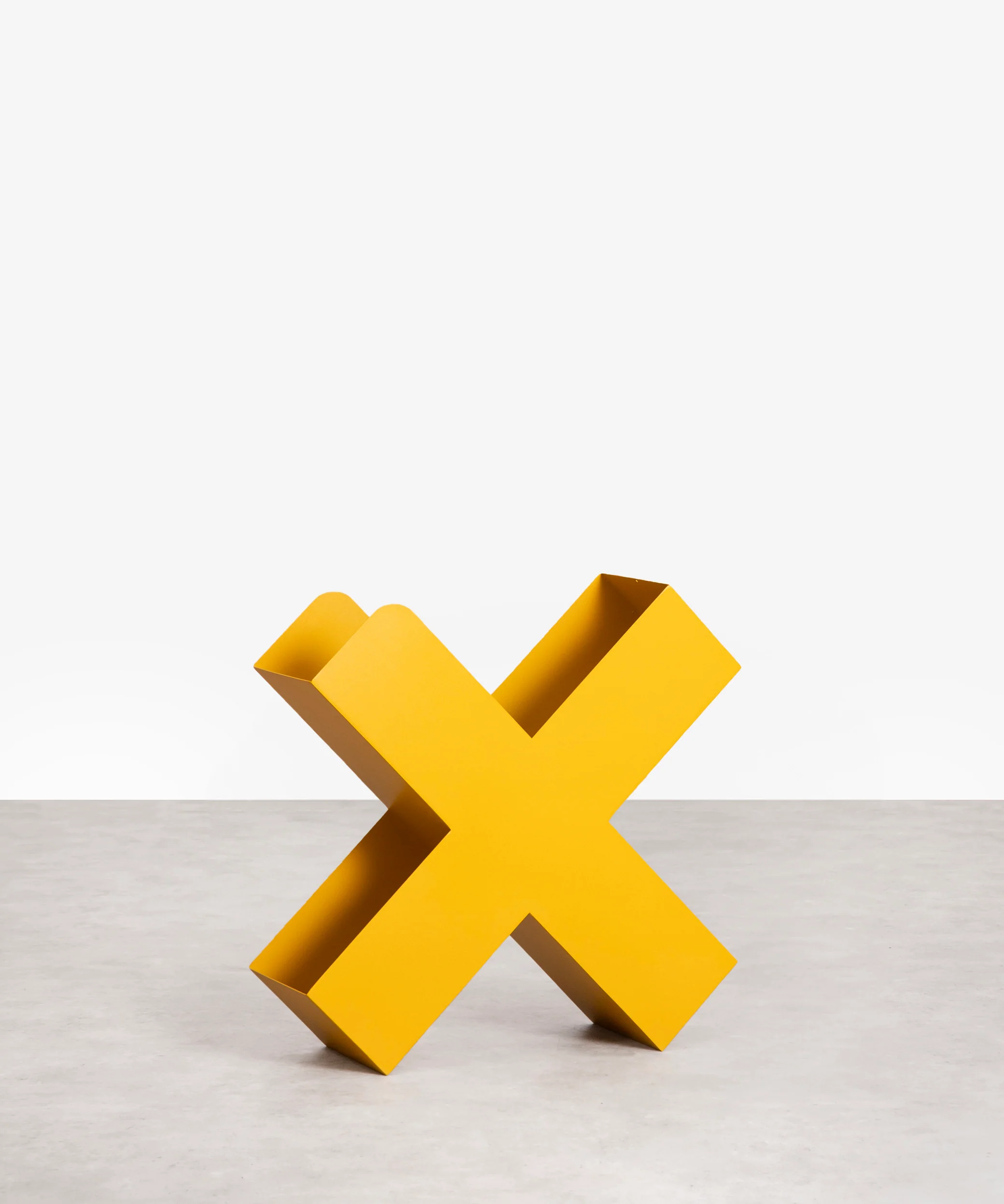 Revistero de metal con forma de cruz Croix - Image 17