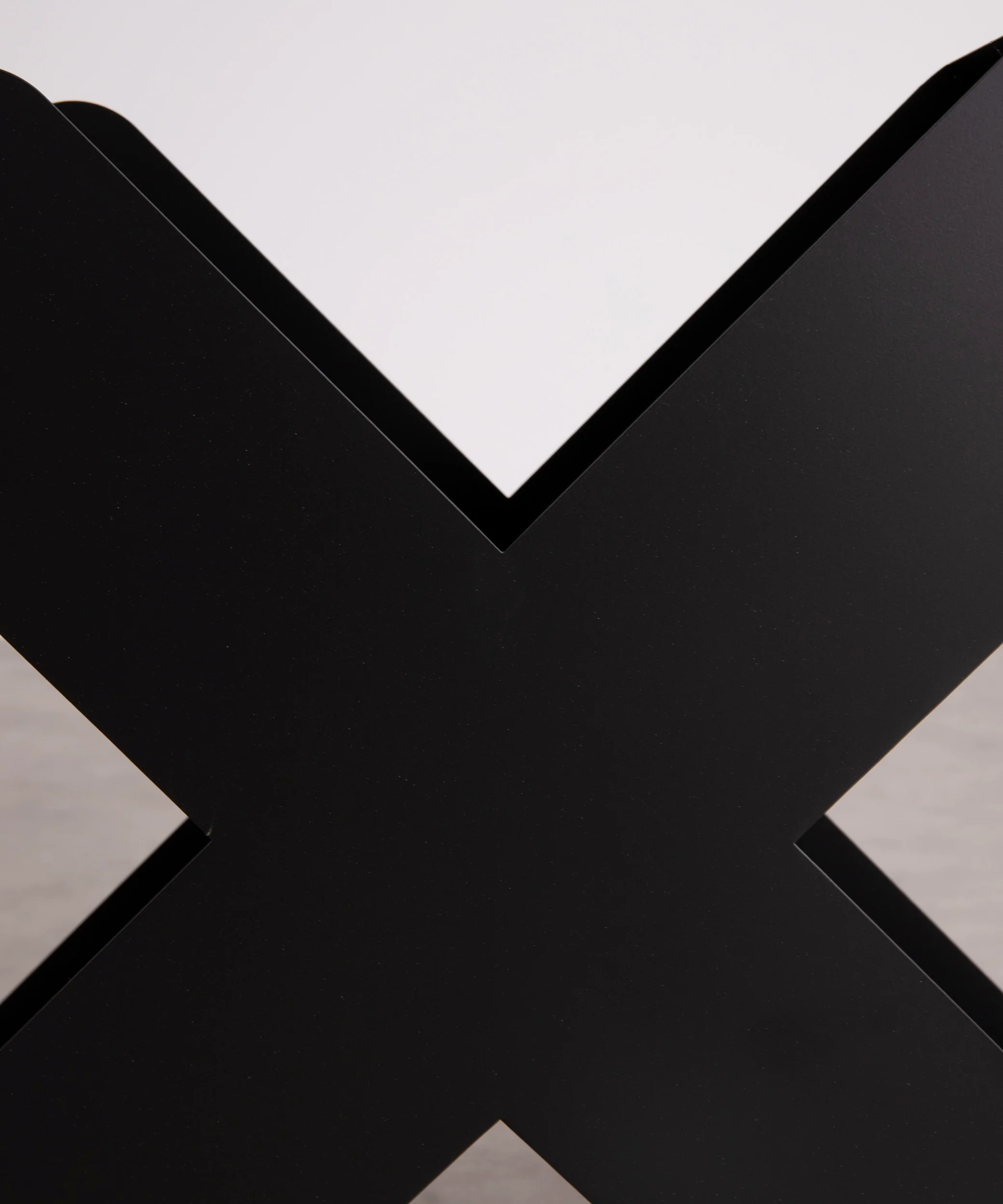 Revistero de metal con forma de cruz Croix - Image 8