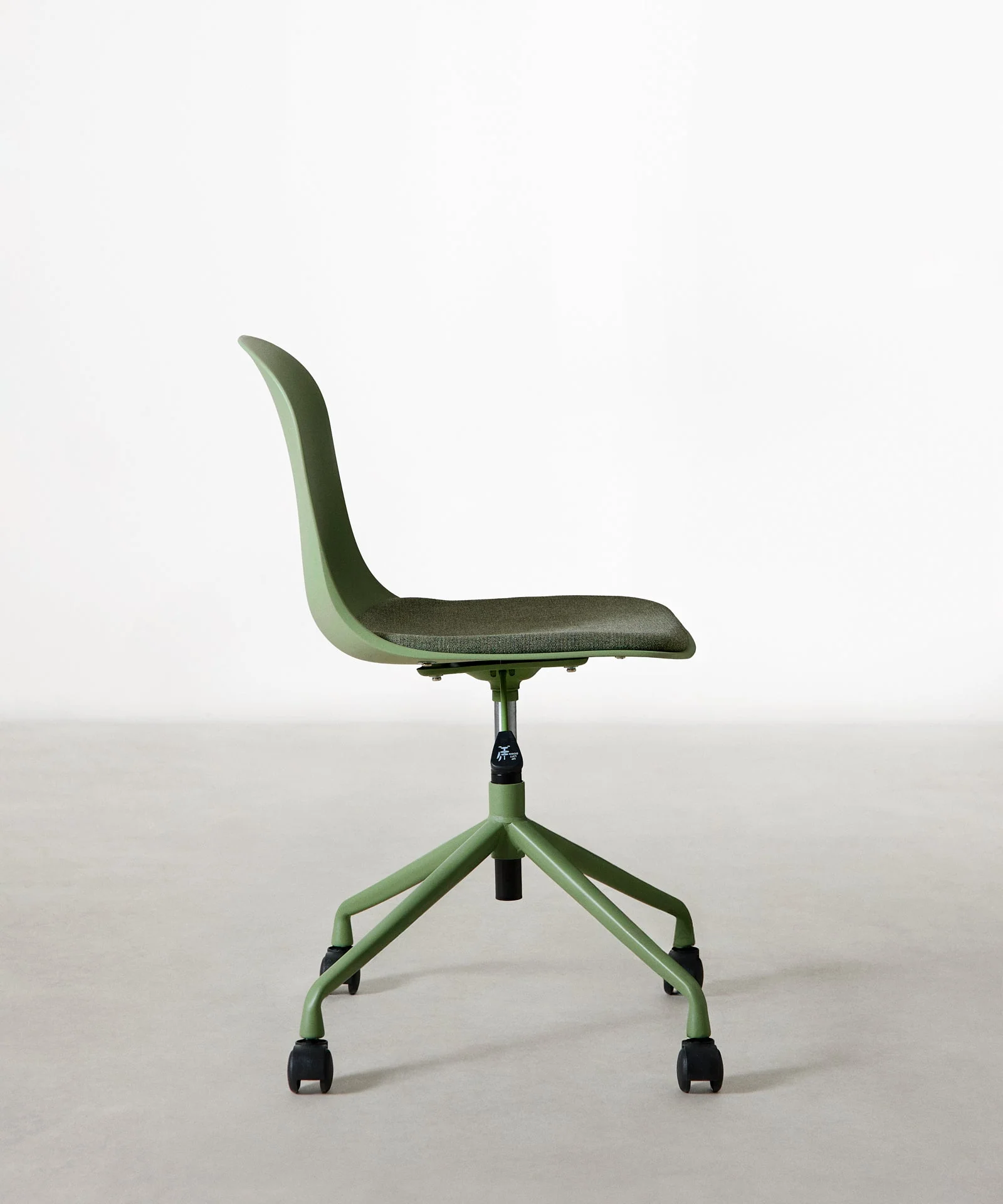 Silla de Oficina de Polipropileno y Asiento de Tela Annie - Image 4