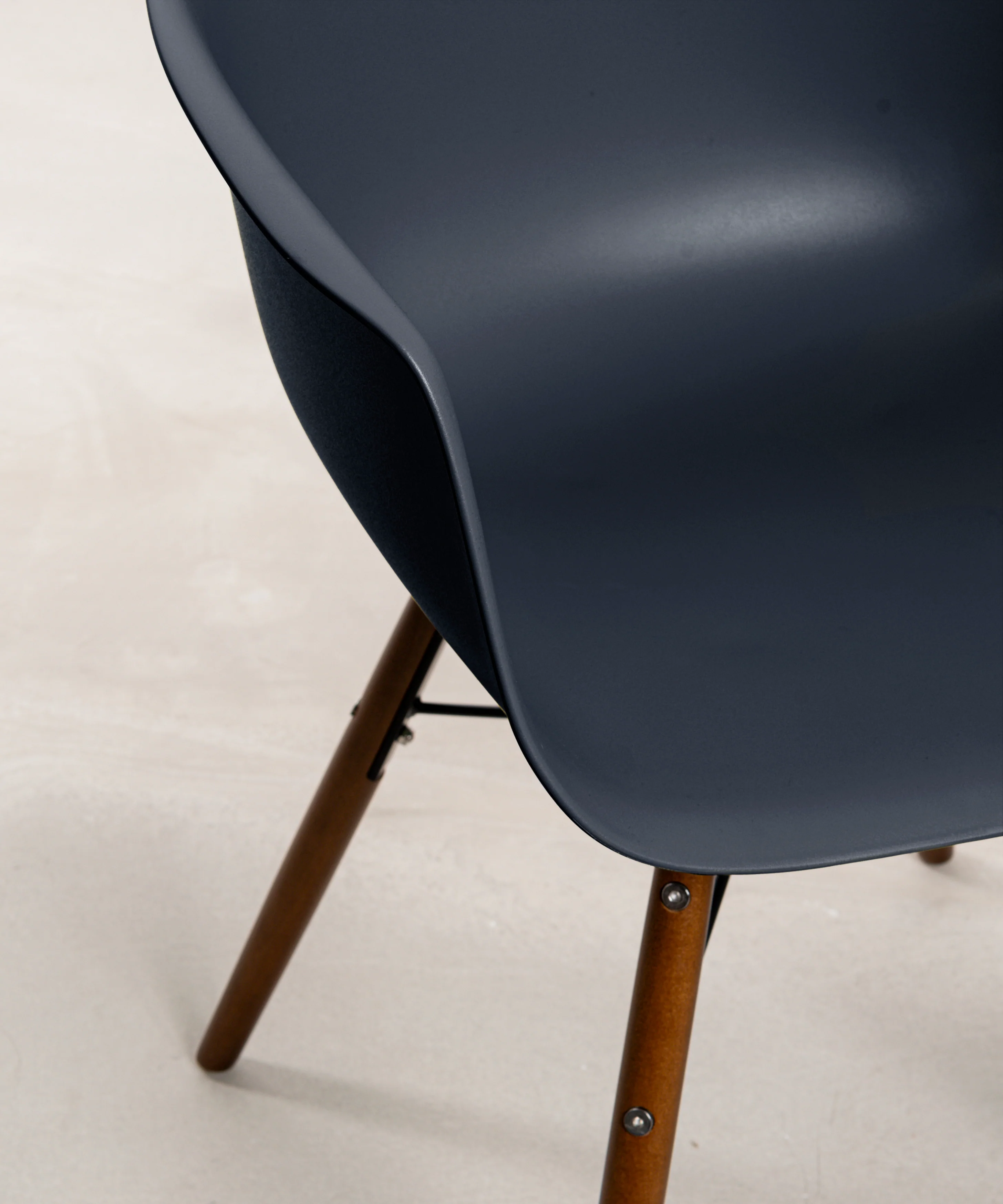 Silla de Polipropileno y Madera con Reposabrazos Elon Arms - Image 17