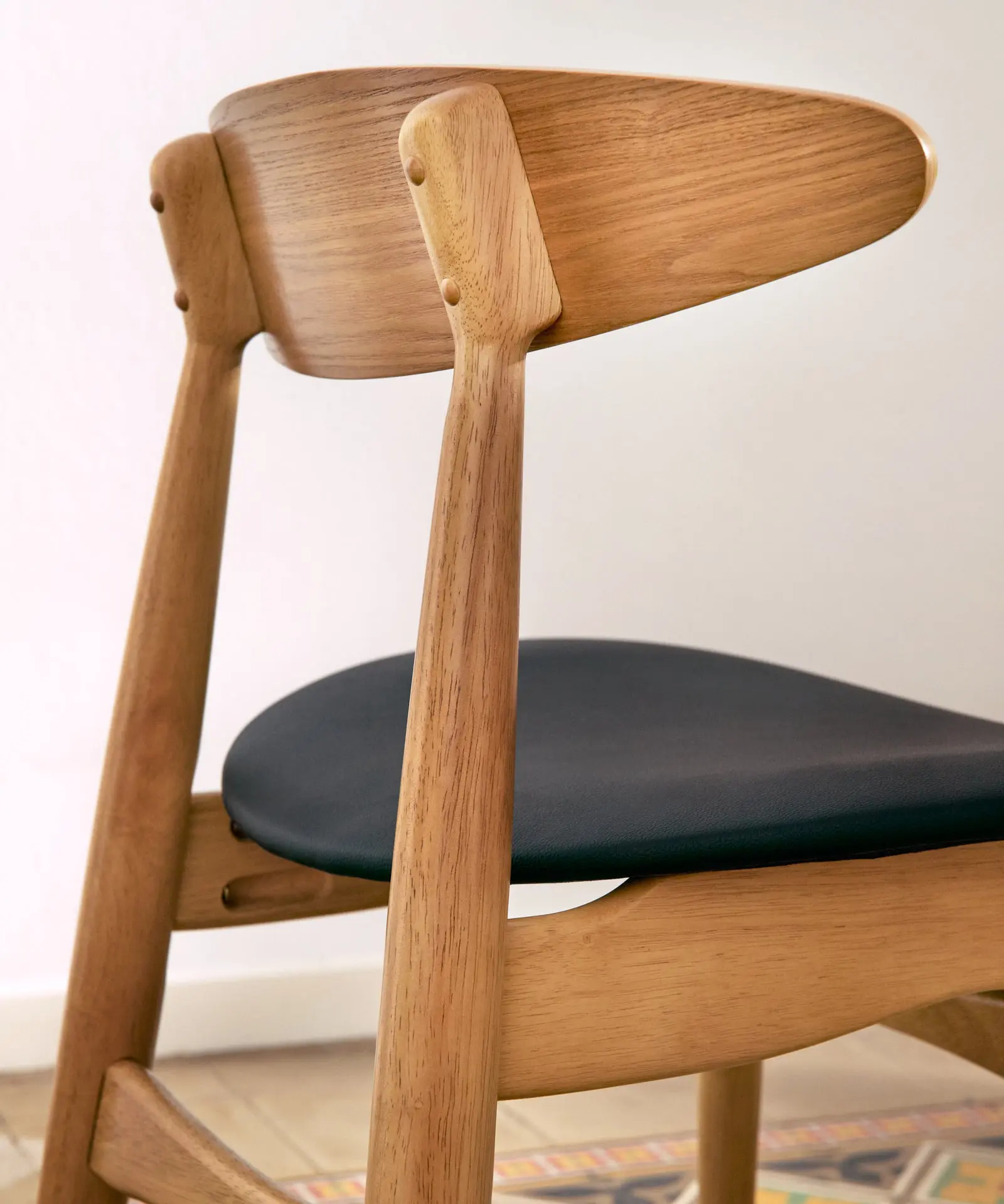 Silla de Comedor en Madera Acolchada Kyoto - Image 13