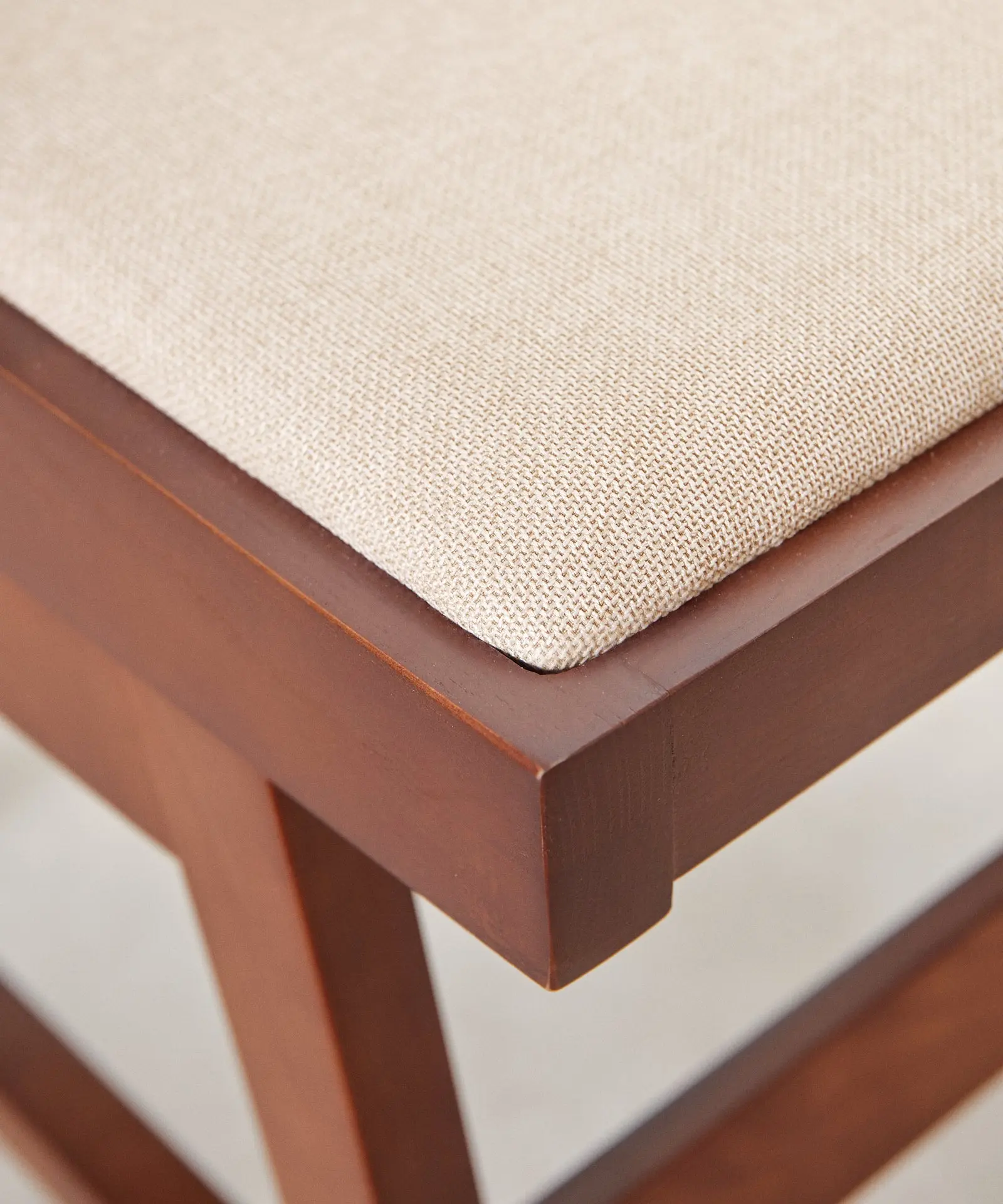 Silla de Comedor en Madera y Tapizada Matilde - Image 5