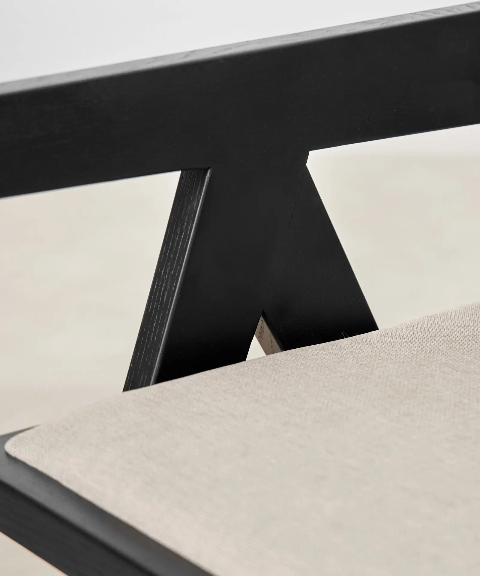Silla de Comedor en Madera y Tapizada con Reposabrazos Matilde - Image 14
