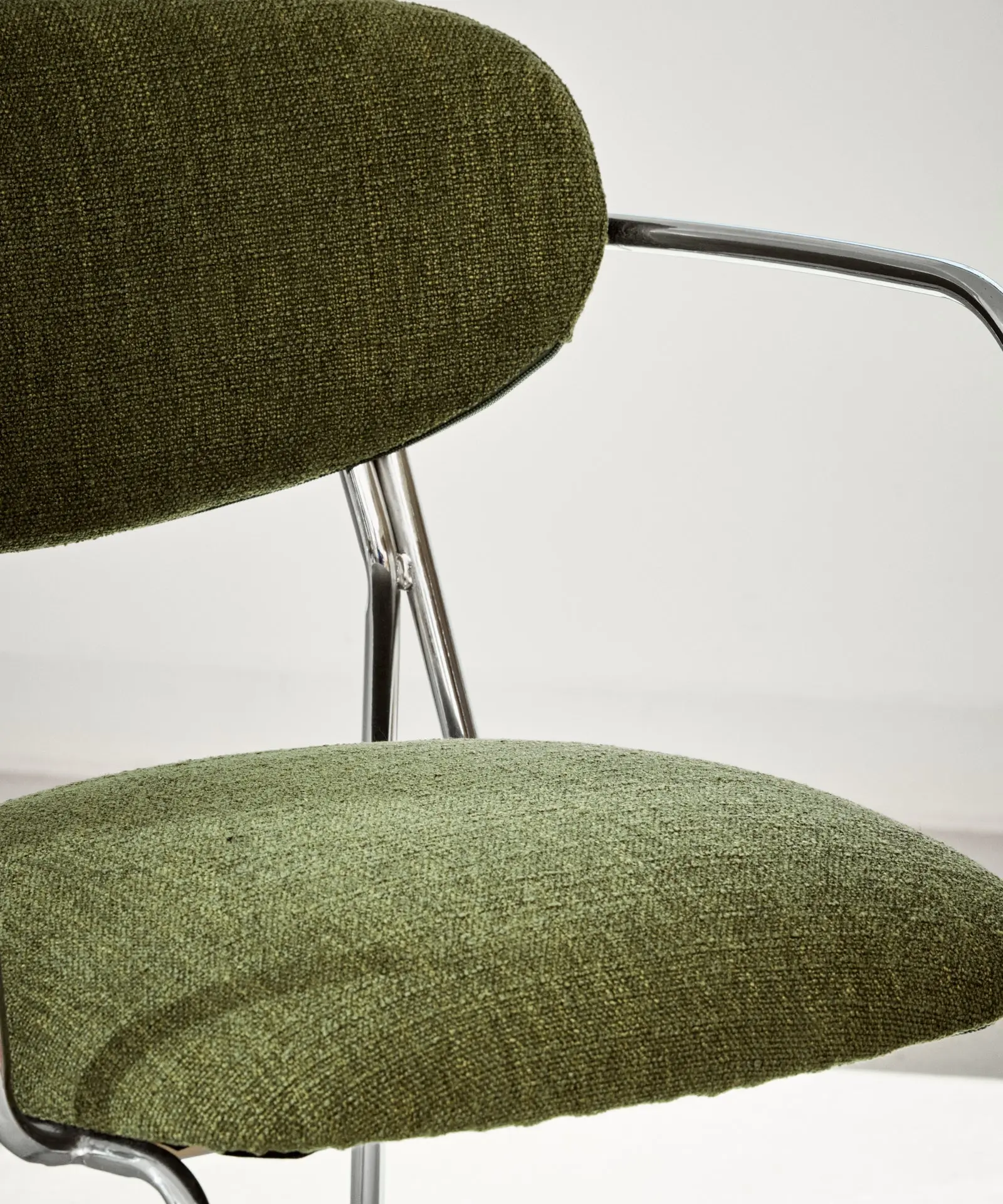 Silla de Comedor de Tela y Metal con Reposabrazos Moritz Arms - Image 4