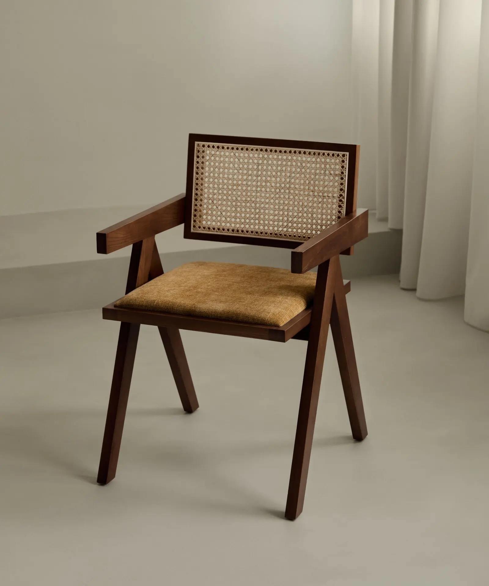 Silla de Comedor en Madera Tapizada con Reposabrazos Pauline Arms