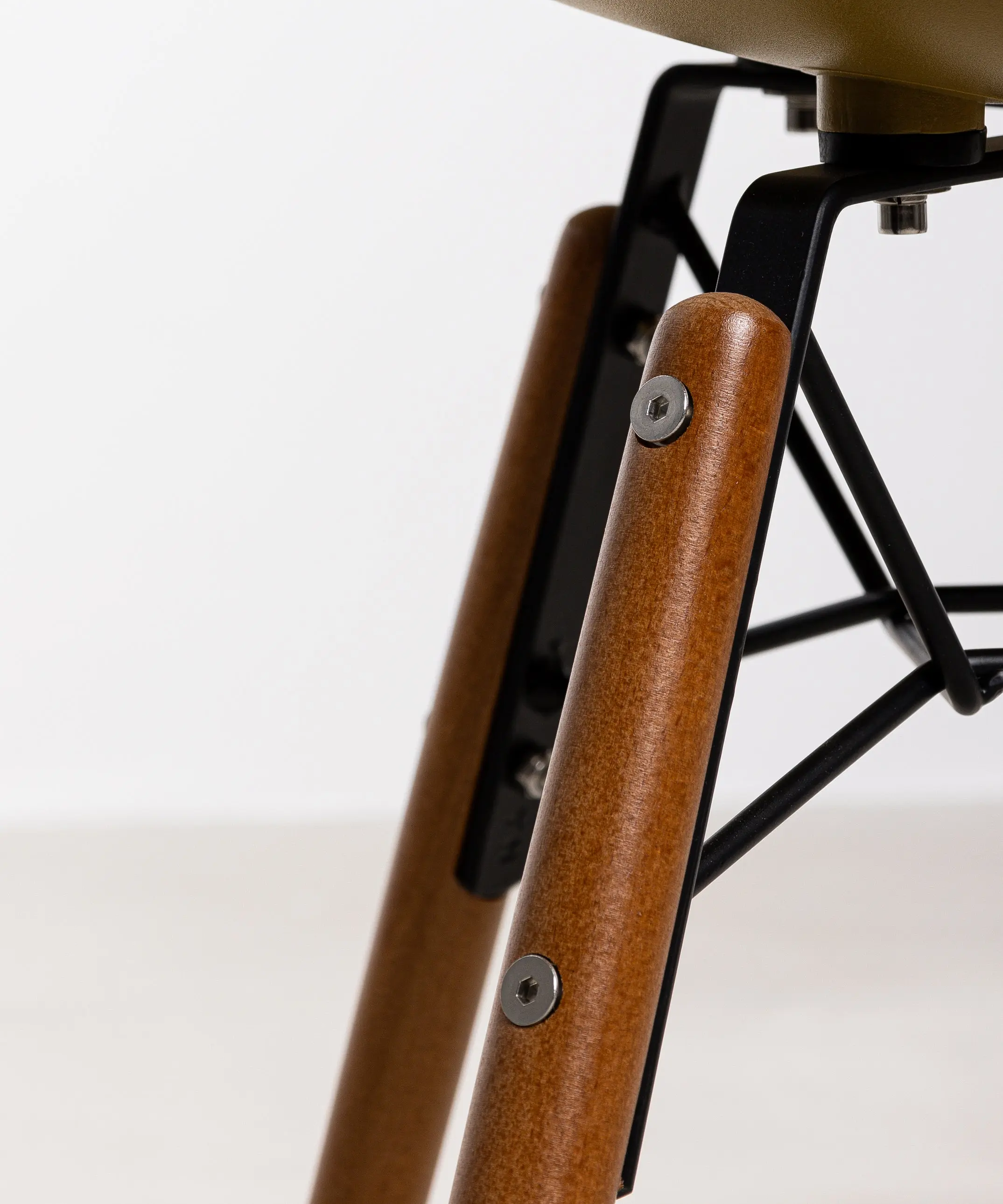 Silla de Polipropileno y Madera con Reposabrazos Elon Arms - Image 26