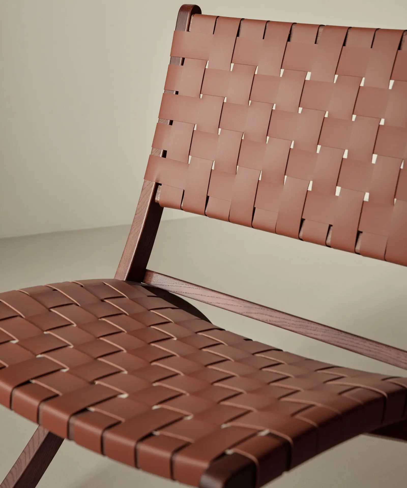 Sillón en Madera y Cuero Sintético Zyra - Image 5