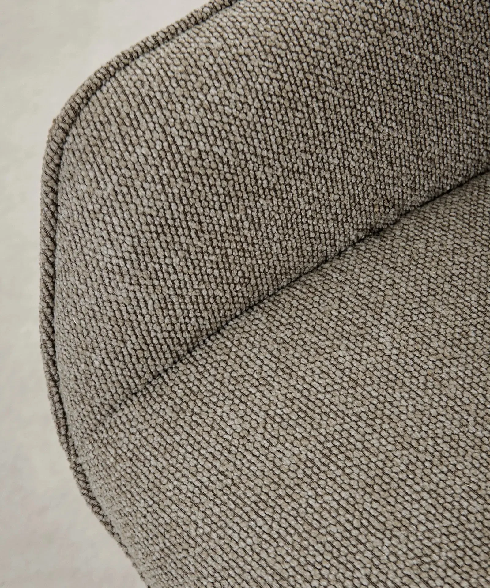 Sillón tapizado en tela bouclé Elsa - Image 11