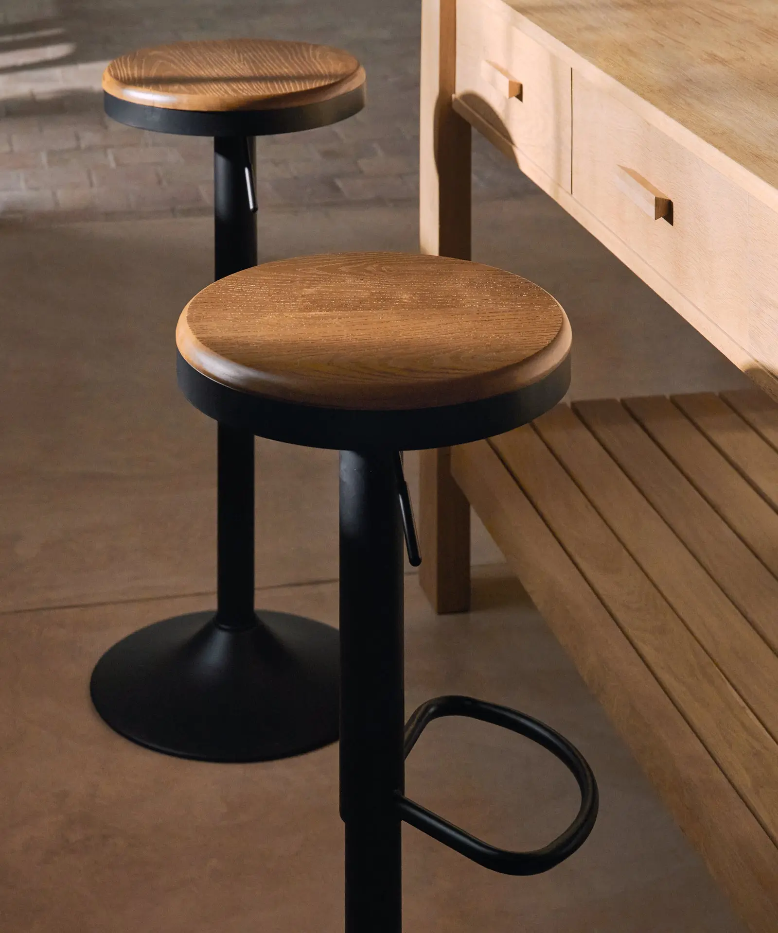 Taburete Alto Regulable en Acero y Madera Oslo - Image 5