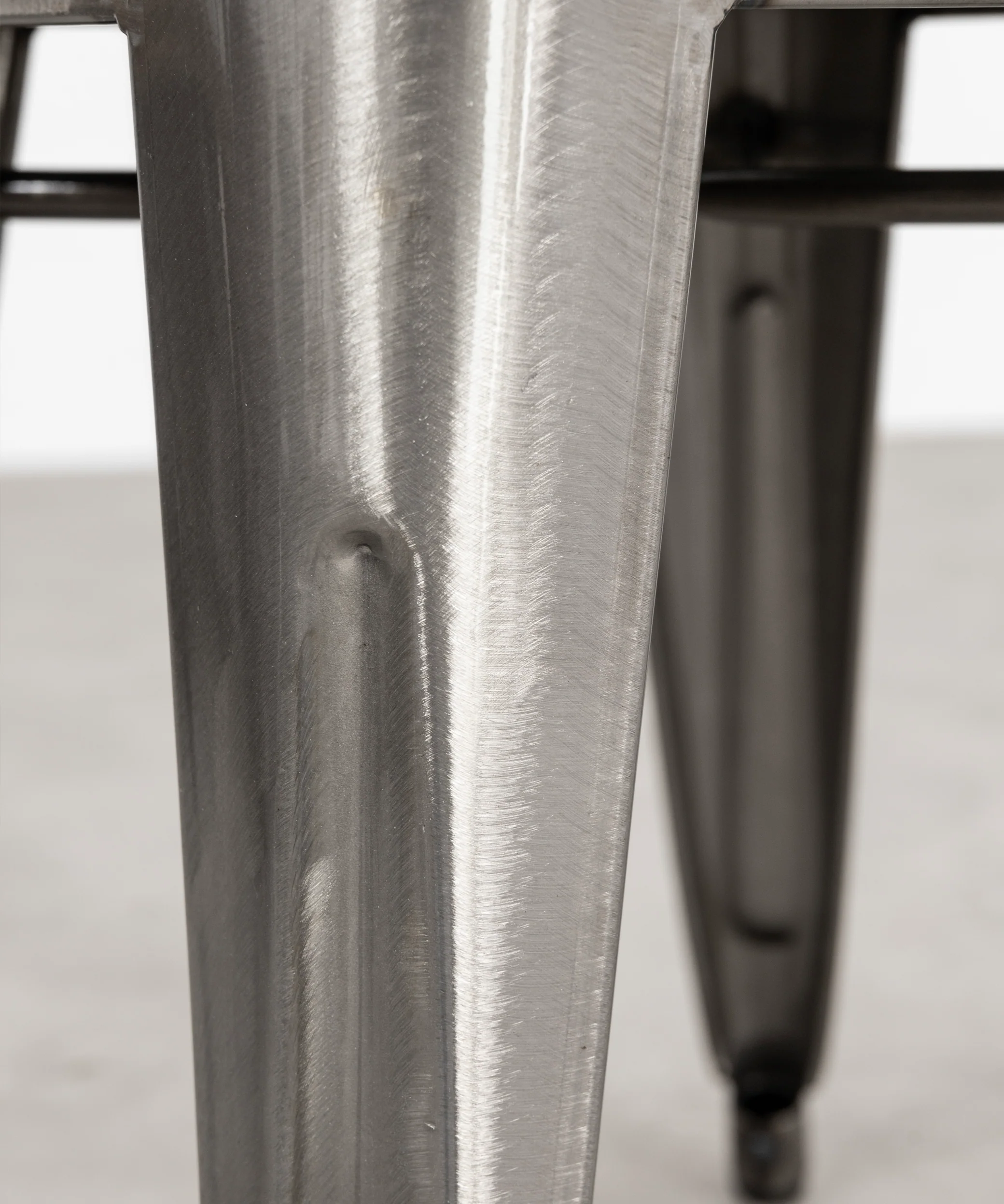 Taburete Bajo de Metal Tolik - Polished Edition - Image 5