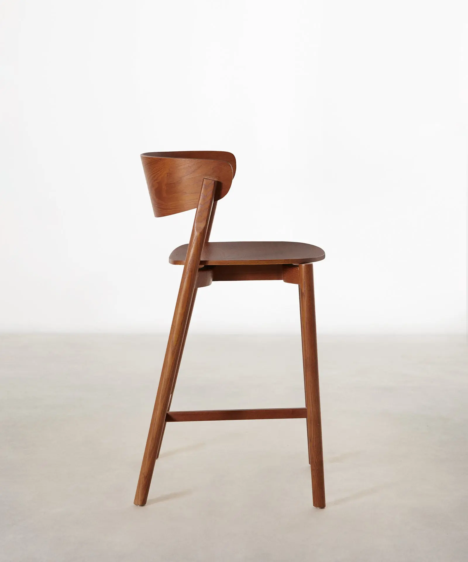 Taburete de madera Skog - Image 3